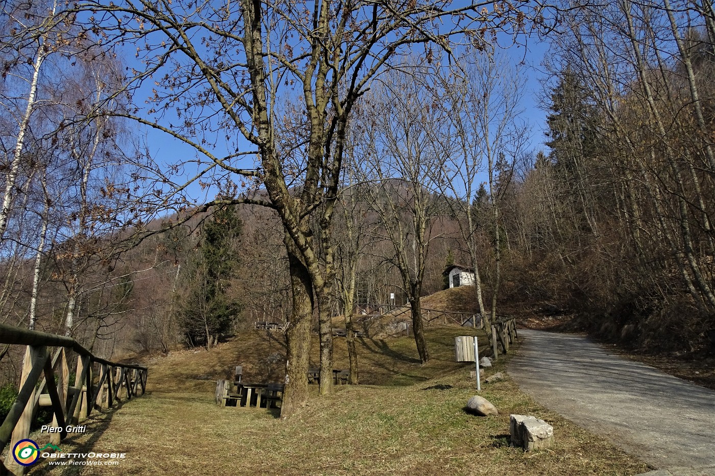09 Sulla stradetta cementata per la Forca d'Aviatico.JPG